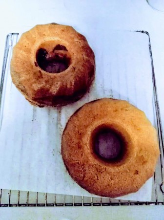 Tiikerikakku, sokerikakku, sitruunakakku 8 €, englantilainen hedelmäkakku 12 €